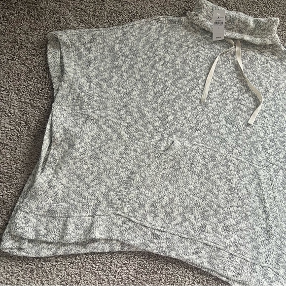 {Lou & Grey/Loft} NWT Short Sleeve Sweatshirt Poncho - Picture 2 of 11